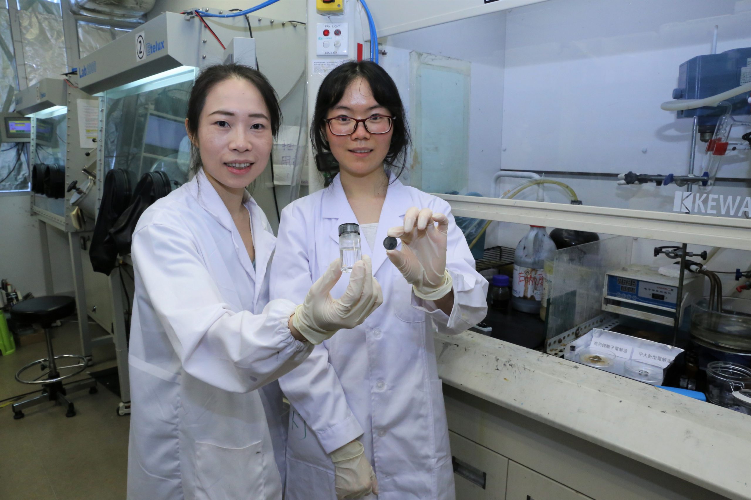 Vergelijking badge Moreel Breakthrough by CUHK Engineering in Battery Research Electrolyte Made with  Skin Cream Ingredients Enables Stable and Non-flammable Aqueous Li-ion  Batteries